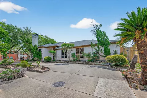 8103 Lake Edge Ct, Houston, TX 77071