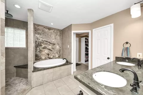 Bath - 6403 Craigway Rd, Spring, TX 77389 photo 2 of 6