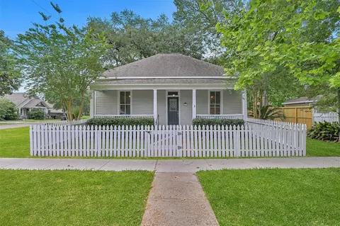 403 S Lee St, Alvin, TX 77511