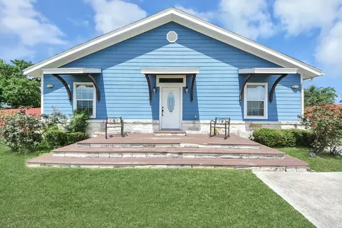 1106 S 8th St, La Porte, TX 77571