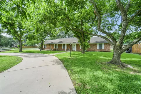 705 Darlene Ln, Wallis, TX 77485