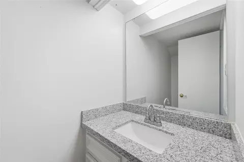 Bath - 1907 Clipper Cir, Willis, TX 77318 photo 1 of 4
