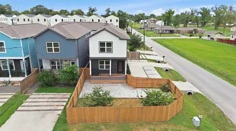 1847 Dewalt St, Houston, TX 77088