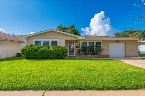 7109 Poplar Dr, Galveston, TX 77551