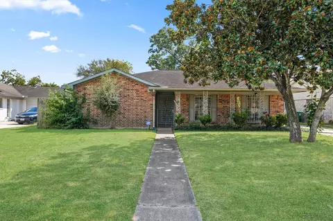 350 Coach Lamp Ln, Houston, TX 77060