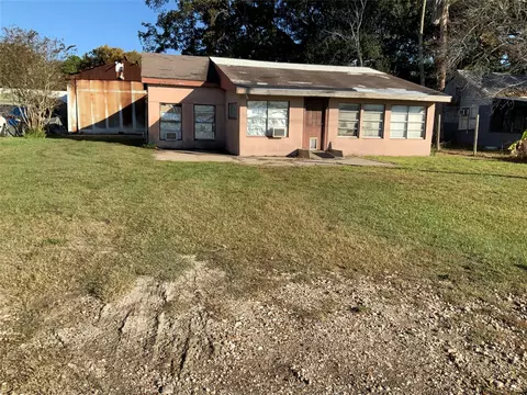 215 Mcneir St, Anahuac, TX 77514
