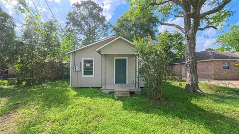 909 N Lake Ave, Eagle Lake, TX 77434