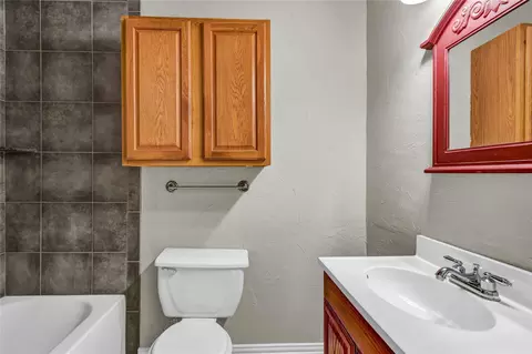 Bath - 16 Ranch House Loop, Angleton, TX 77515 photo 4 of 5