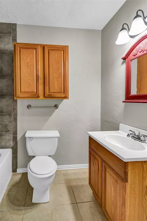Bath - 16 Ranch House Loop, Angleton, TX 77515 photo 5 of 5