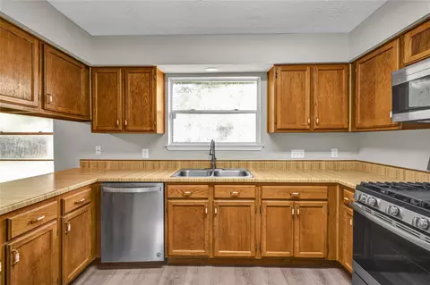 Kitchen - 16 Ranch House Loop, Angleton, TX 77515 photo 1 of 2