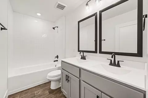 Bath - 10 Greystone Ct, Angleton, TX 77515 photo 3 of 3