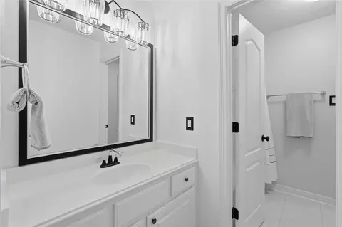 Bath - 8766 Skyline Ln, Conroe, TX 77302 photo 3 of 5
