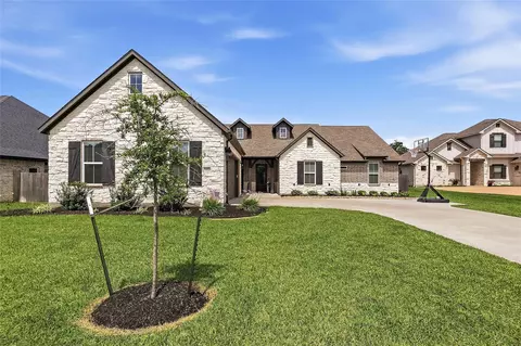 Exterior - 3333 Stoneleigh Rd, Bryan, TX 77808 photo 2 of 3