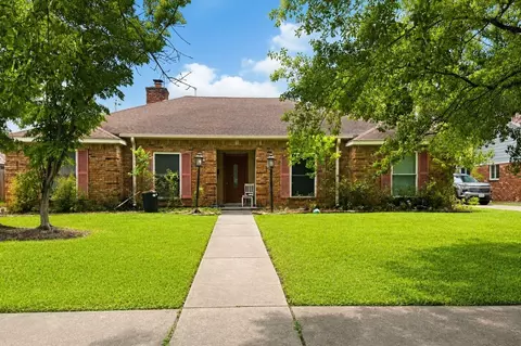 423 Woodvine Dr, El Lago, TX 77586