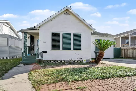 4921 Alamo Dr, Galveston, TX 77551