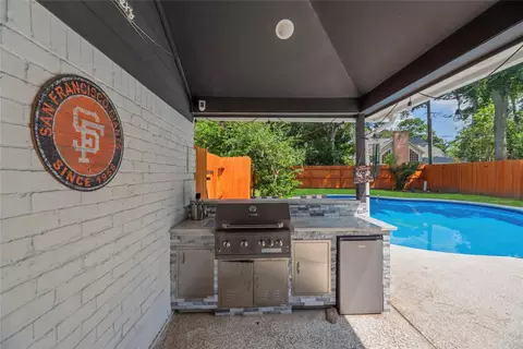 Exterior - 6622 Ampton Dr, Spring, TX 77379 photo 7 of 9