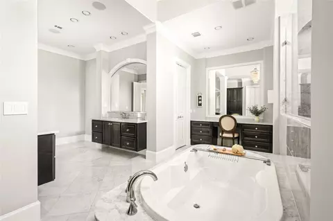 Bath - 64 S Parkgate Cir, The Woodlands, TX 77381 photo 3 of 4