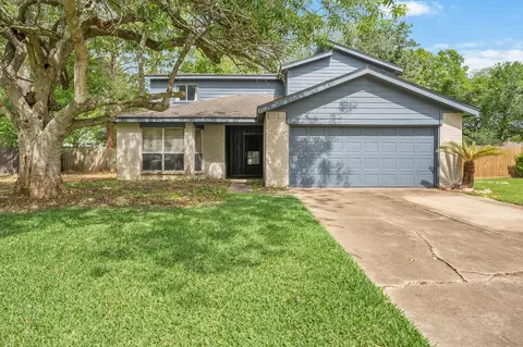 902 Essex Dr, Friendswood, TX 77546
