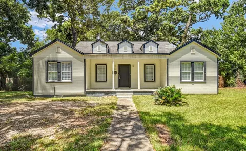 2642 Cedar Dr, La Marque, TX 77568
