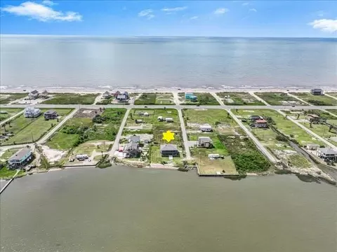 1026 N Gayle St, Gilchrist, TX 77617