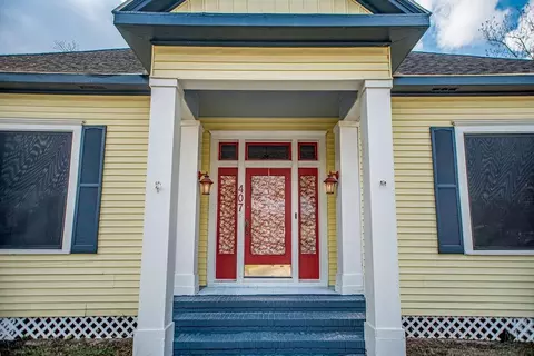 407 Robinson St, Edna, TX 77957