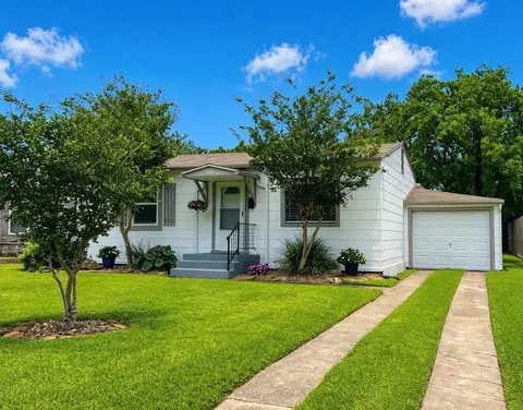 813 12th Ave N, Texas City, TX 77590