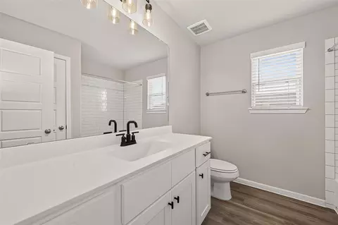 Bath - 1439 Terry Roberts Dr, Angleton, TX 77515 photo 4 of 5