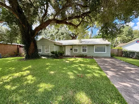 409 Oak Dr, Lake Jackson, TX 77566