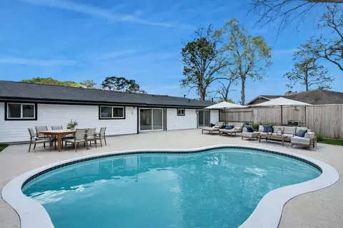 1418 San Sebastian Ln, Nassau Bay, TX 77058