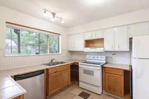 Kitchen - 4423 Mossygate Dr, Spring, TX 77373 photo 2 of 5