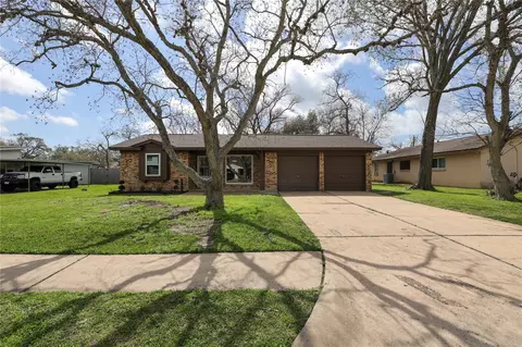 136 Talisman St, Lake Jackson, TX 77566