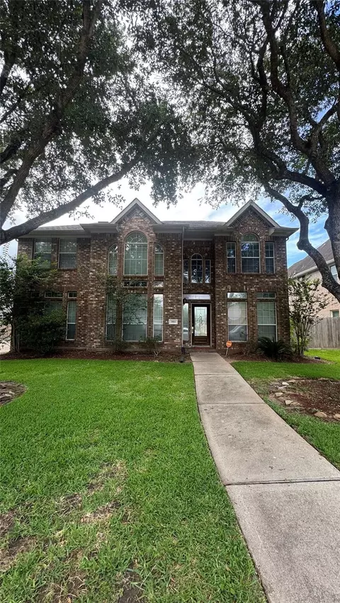 3811 Houston Lake Dr, Pearland, TX 77581
