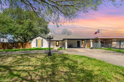 409 E Locust St, Angleton, TX 77515 photo 1
