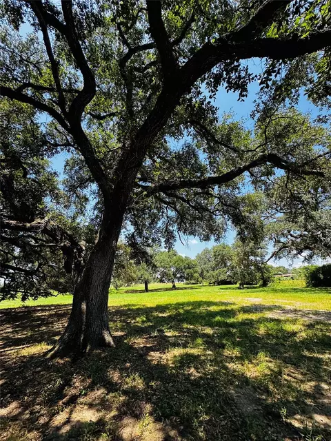 427 Knezek Rd N, Flatonia, TX 78941