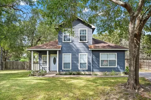 301 Buckeye Trl, La Grange, TX 78945