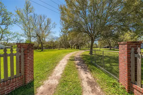 6009 Terrebonne Rd, Hitchcock, TX 77563