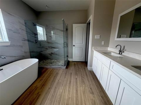 Bath - 815 E 33rd St, Houston, TX 77022 photo 2 of 6