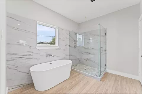 Bath - 815 E 33rd St, Houston, TX 77022 photo 5 of 6