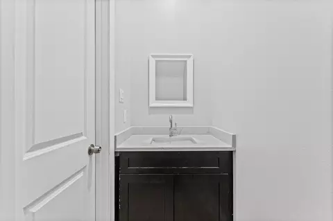 Bath - 815 E 33rd St, Houston, TX 77022 photo 4 of 6