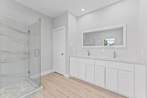 Bath - 815 E 33rd St, Houston, TX 77022 photo 6 of 6