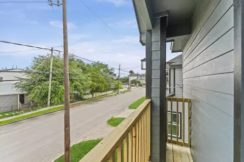 Exterior - 815 E 33rd St, Houston, TX 77022 photo 4 of 4