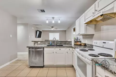 Kitchen - 8825 E Buffalo Cir, Willis, TX 77378 photo 4 of 4