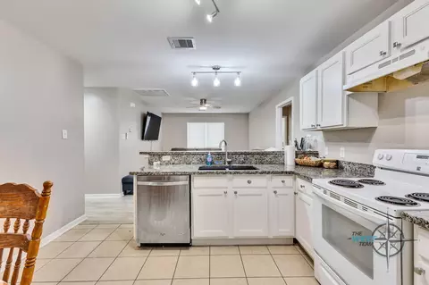Kitchen - 8825 E Buffalo Cir, Willis, TX 77378 photo 3 of 4