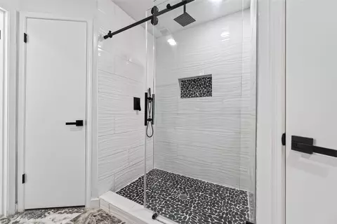 Bath - 5411 Cobble Ln, Spring, TX 77379 photo 6 of 11