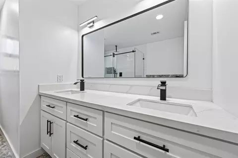 Bath - 5411 Cobble Ln, Spring, TX 77379 photo 9 of 11