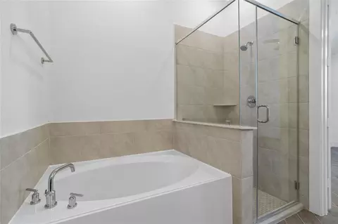 Bath - 14221 Juniper Breeze Ct, Willis, TX 77318 photo 3 of 4