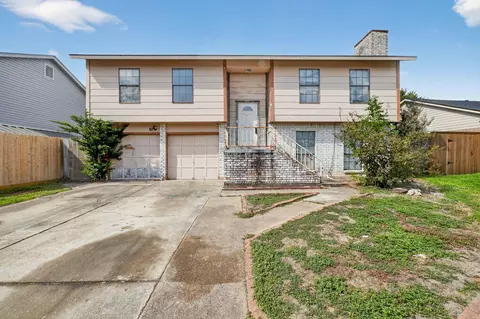 713 Sugar Hill Dr, La Porte, TX 77571