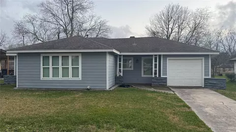 209 Lakewood Dr, Baytown, TX 77520