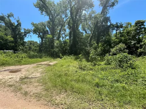 127 Trinity Rd, Dayton Lakes, TX 77535