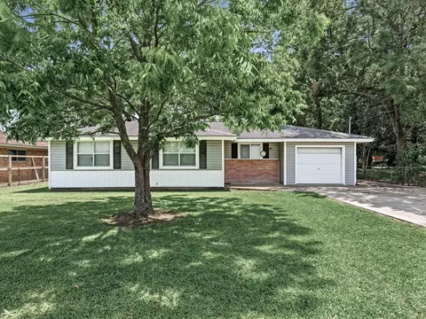 123 Ogden St, Winnie, TX 77665